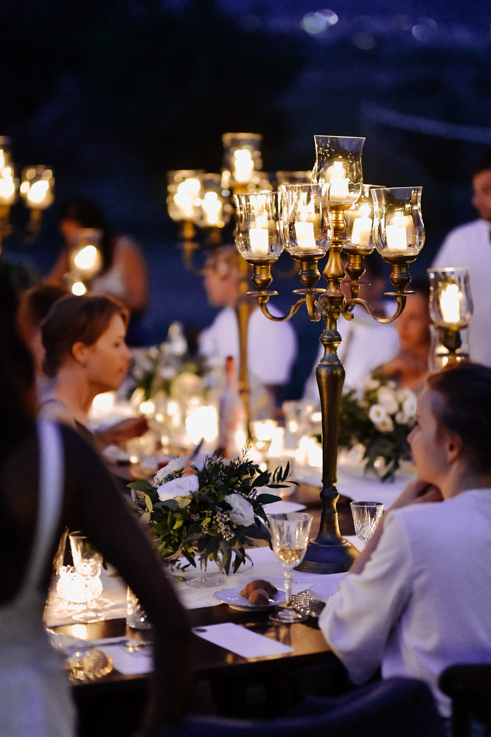 Aliz Event Événements Spéciaux Tables décorées avec composition florale et bougie à l'ancienne